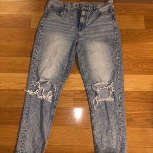 AMERICAN EAGLE MOM JEANS